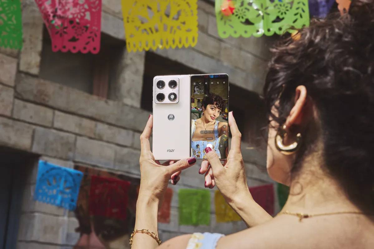 Motorola'nın İlk Kitap Tarzı Katlanabilir Telefonu: motorola razr fold